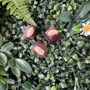 Würfel und Marzipanschokolade